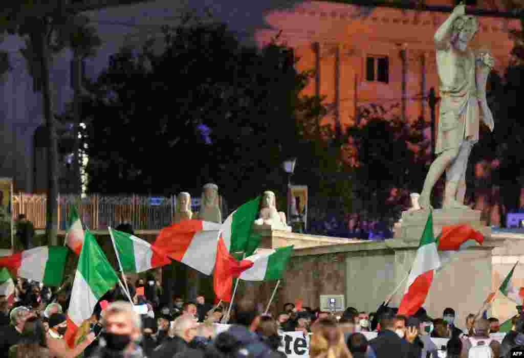 이탈리아 로마에서 시민들이 정부의 신종 코로나바이러스 방역 규제 조치에 항의하는 시위를 벌였다.