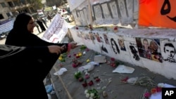 埃及女抗议者12月7日在开罗解放广场悼念在埃及革命中的死难者