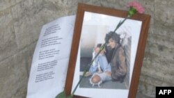 Uitni Hyuston torpağa tapşırıldı