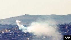 资料照片：一枚从以色列发射的炮弹在黎巴嫩南部边境一个村庄上空爆炸。(2024年9月11日)