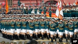 2020年6月24日俄罗斯举行纪念反法西斯战争胜利75周年阅兵，俄罗斯女兵列队走过莫科红场。（美联社）