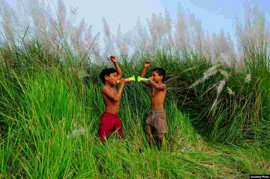 Peringkat kedelapan diraih Rabin Chakrabarti dari India lewat fotonya &quot;Flute Players&quot;.