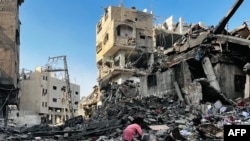 Une jeune fille palestinienne devant les décombres d'un bâtiment après une frappe israélienne à Beit Lahia, dans le nord de la bande de Gaza, le 29 octobre 2024.