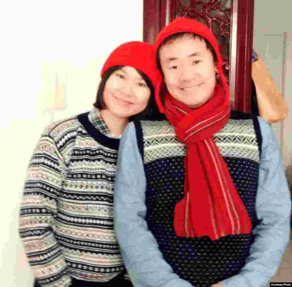 Wang Xiyue with his wife, Hua Qu, at home 