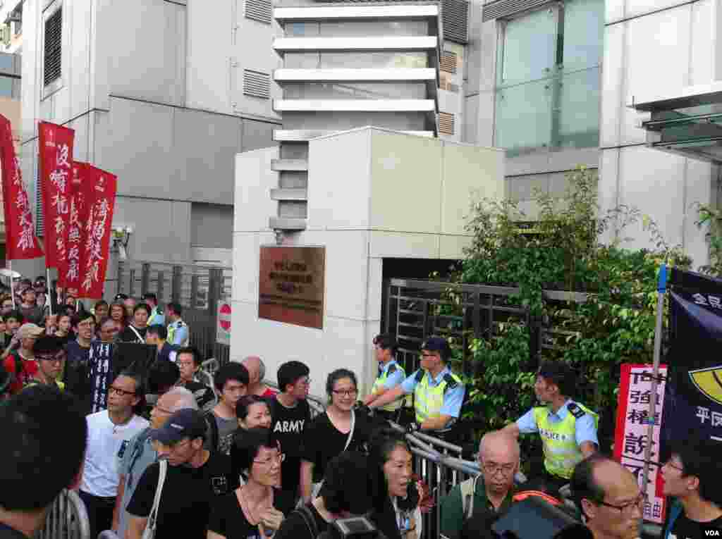 香港泛民多个政党和团体周六声援铜锣湾书店店长林荣基（美国之音海彦拍摄）