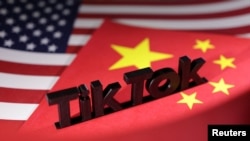 TikTok标识与美国与中国国旗。（路透社示意图）