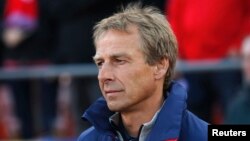 Pelatih nasional tim AS, Jurgen Klinsmann, dalam sebuah pertandingan melawan Azerbaijan di San Francisco, California (27/5). (Reuters/Stephen Lam)