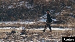 지난해 2월 북중 접경 도시 북한 신의주에서 북한군이 압록강 주변을 순찰히고 있다. 강 너머 중국 단둥에서 촬영한 사진.