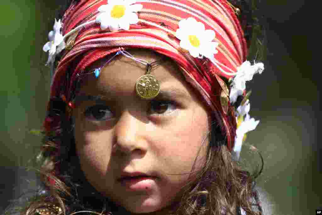 Seorang gadis Roma berpose untuk para fotografer dalam Festival &#39;Hidirellez&#39; di Edirne, Turki, dekat Perbatasan Yunani dan Bulgaria. Festival The &#39;Hidirellez&#39; &nbsp;menarik ribuan orang untuk merayakan dimulainya musim semi dengan menari, menghidupkan api unggun dan mandi di Sungai Tundzha.