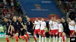 Jugadores de Croacia celebran el triunfo en penales contra Dinamarca en la Copa Mundial 2018 en Rusia, después de que el juego terminara en empate a 1. Con la victoria 3-2 en penales, Dinamarca quedó eliminada del torneo.(AP Photo/Gregorio Borgia)