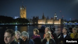 民众排长队等待瞻仰英女王的灵柩。（路透社2022年9月14日）