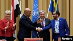 13일 스웨덴 스톡홀름에서 칼리드 알야마니(왼쪽 2번째부터) 예멘 외교장관이 안토니우 구테흐스 유엔 사무총장이 지켜보는 가운데 모함메드 압둘-살람 후티 반군 대표와 악수하고 있다. 양측은 내전 개전 4년만에 처음으로 휴전에 합의했다.