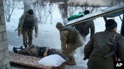 Soins à un soldat ukrainien blessé, Avdiivka, Ukraine, le 31 janvier 2017. 