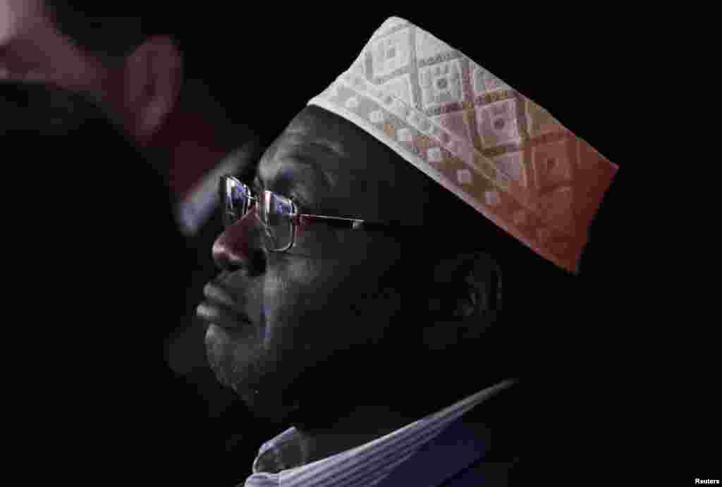 Saudara tiri Presiden Barack Obama, Malik, yang diundang capres Partai Republik Donald Trump, duduk di tengah kerumunan menonton debat capres AS yang ketiga sekaligus terakhir di UNLV, Las Vegas, 19 Oktober 2016.