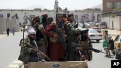 塔利班士兵在喀布尔街头巡逻。（2021年8月19日）