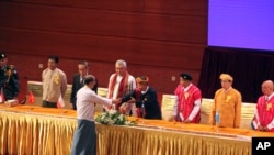 တနိုင်ငံလုံး အပစ်ရပ်စာချုပ်လက်မှတ်ရေးထိုးစဉ်။ (အောက်တိုဘာ ၁၅၊ ၂၀၁၅)