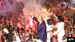 Wali Kota Ankara Mansur Yavas menyapa pendukungnya yang berkumpul di Ankara, Turki, pada 31 Maret 2024. (Foto: AFP/Adem Altan)