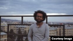 ጅግጅጋ ተወልዶ ያደረገውና ኑሮውን በአዲስአበባ ያደረገው ሱራፌል ጥላዬ ለሌሎች ወጣቶች ምሳሌ የሚሆን በጎ ተግባር አከናውኗል ሲሉም ሌሎች ምስክርነት ይሰጡለታል።