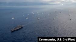 2018年6月末至8月初进行的环太平洋联合军演(RIMPAC)联合军演的舰艇航行场面。当时有25个国家、45艘舰艇、5艘潜艇、200多架飞机以及2.5万余名官兵参加军演。