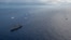 2018年6月末至8月初进行的环太平洋联合军演(RIMPAC)联合军演的舰艇航行场面。当时有25个国家、45艘舰艇、5艘潜艇、200多架飞机以及2.5万余名官兵参加军演。