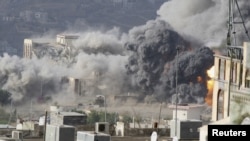 지난 17일 예멘 남서부 도시 타이즈의 '공화국 궁전'에서 공습 직후 검은 연기가 피어오르고 있다. (자료사진)