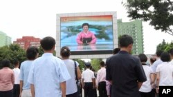 지난 28일 북한 주민들이 대륙간탄도미사일 '화성-14'의 2차 시험발사 소식을 대형스크린으로 시청하고 있다. 