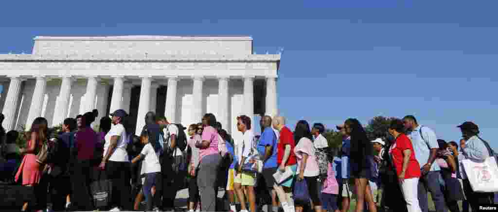 Para peserta Pawai Washington berbaris menuju tempat duduk mereka di Lincoln Memorial untuk memperingati 50 tahun Pawai Washington (24/8). (Reuters/Larry Downing)