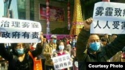中国西安两名网民公开举牌要求政府治理日益严重的雾霾后，被当地警方传唤。(维权网)
