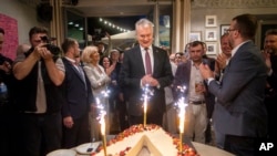 立陶宛现任总统吉塔纳斯·瑙塞达（Gitanas Nauseda，中）2024年5月26日在第二轮总统大选中赢得了连任。（美联社）