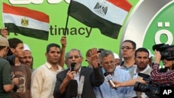 Jaksa Agung Mesir telah memerintahkan penangkapan pemimpin Ikhwanul Muslimin Mohamed Badie (tengah) dan beberapa pemimpin Islamis senior lainnya (foto: 5/7). 