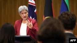 2024年3月20日，澳大利亚外交部长黄英贤（Penny Wong）在堪培拉的澳大利亚国会大厦与中国外交部长王毅举行双边会谈后的新闻发布会上讲话