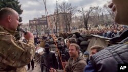 9일 우크라이나 루한스크의 국가안보국 건물 주변에서 친 러시아계 시위대가 분리독립을 요구하며 집회를 열었다.