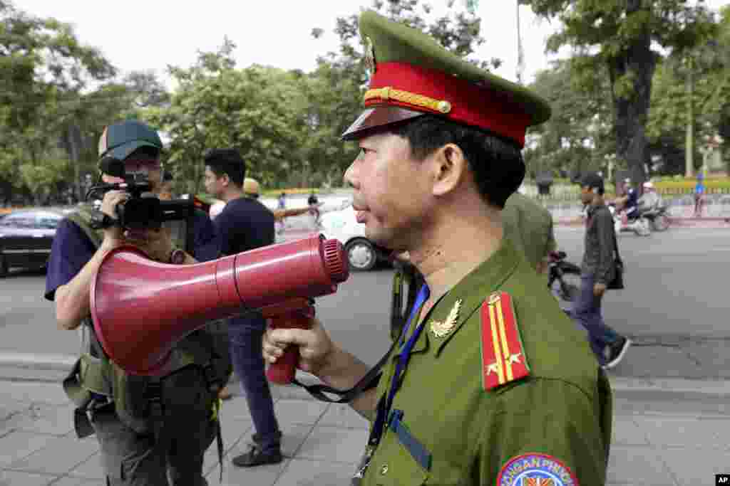 Pihak berwenang Vietnam memaksa bubar demo kecil menentang China setelah amukan anti-China di dua kota Vietnam berubah menjadi kekerasan, Hanoi, Vietnam, 18 Mei 2014.