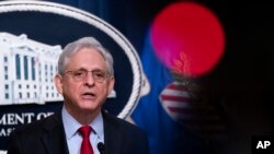 美国司法部长梅里克·加兰德2023年5月2日在首都华盛顿的新闻发布会上介绍打击暗网芬太尼贩运的全球“幽灵行动”。