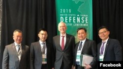 美国在台协会主席莫健(中）2019年10月7日在马里兰州埃利科特市与参加2019年美台国防工业会议的台湾代表合影，左起台湾汉翔公司董事长胡开宏、国民党立委江启臣、民进党立委王定宇、国民党立委许毓仁（台湾国民党立委许毓仁脸书）