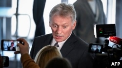 ໂຄ​ສົກ​ວັງ ເຄຣັມລິນ ທ່ານ ດີມິຕຣີ ເປັສກອຟ (Dmitry Peskov) ກ່າວ​ຄຳ​ປາ​ໄສ​ຕໍ່​ສື່​ມວນ​ຊົນ​ຢູ່​ນອກ​ກອງ​ປະ​ຊຸມ​ສະພາ ຂອງ​ສະ​ຫະ​ພາບ​ອຸດ​ສາ​ຫະ​ກຳ ແລະ ນັກ​ທຸ​ລະ​ກິດ ຣັດ​ເຊຍ (RSPP) ທີ່​ນະ​ຄອນຫຼວງ ​ມົ​ສ​ກູ ໃນ​ວັນ​ທີ 25 ເມ​ສາ 2024.