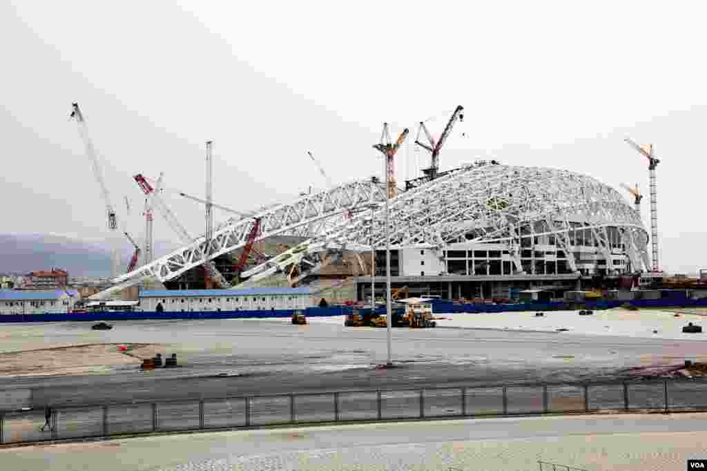 Pembangunan stadion berkapasitas 40.000 tempat duduk untuk upacara pembukaan dan penutupan Olimpiade Sochi 2014 (15/3). (V. Undritz/VOA) 