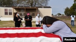 美国德州一名妇女因丈夫感染新冠病毒死亡而悲伤（路透社2021年2月18日）