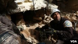 救援人员在叙利亚伊德利卜市轰炸后的废墟下寻找生还者