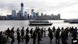 11月5日，人们在泽西城排长队等待前往纽约市的渡船
