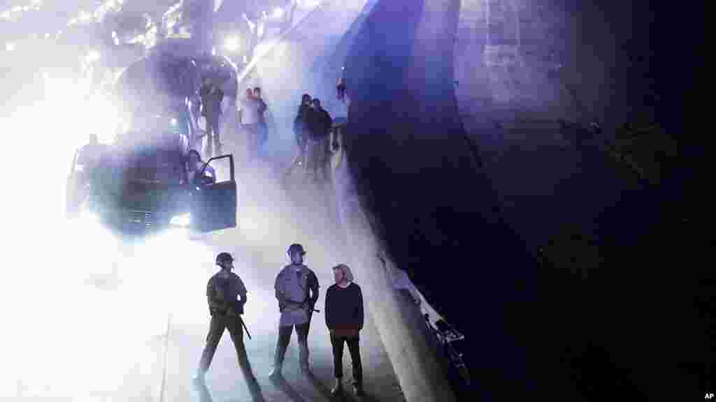 Les policiers surveillent les manifestants à l&#39;Interstate 580 à Oakland, en Californie, le 12 août 2017.