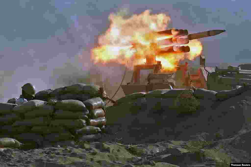 오만만에서 실시된 군사훈련에서 이란군이 미사일을 발사했다.