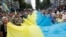 乌克兰民众在基辅举着国旗庆祝独立日。（2020年8月24日）