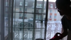 滚烫的热水一泼洒到室外便立即挥发