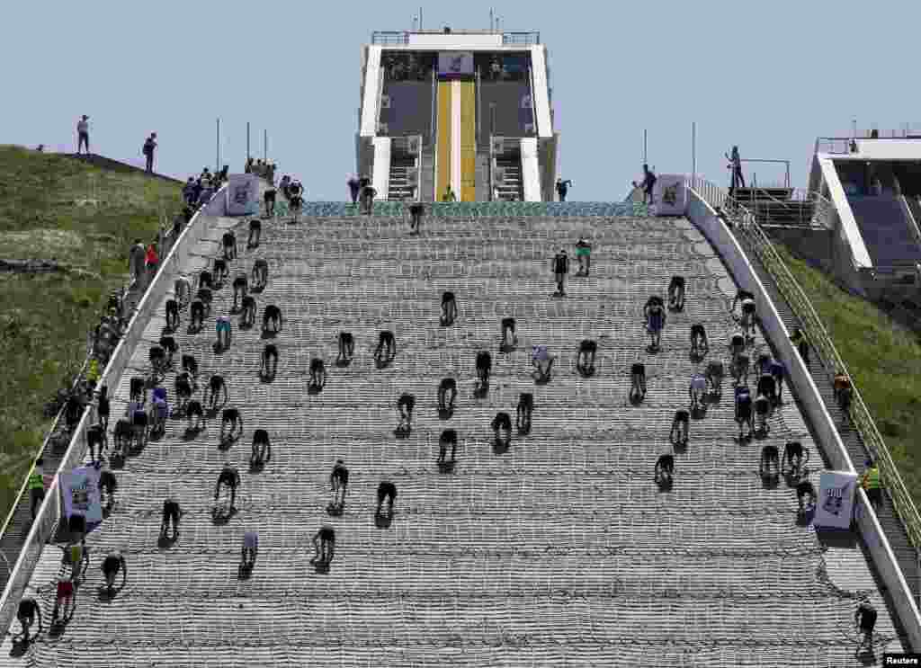 Para atlet berpacu dalam lomba lari sprint menanjak &quot;Red Bull 400&quot; di Almaty, Kazakhstan.