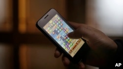 북한 주민이 손전화로 모바일 게임을 하고 있다. (자료사진)