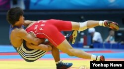 27일 2014 인천 아시안게임 레슬링 남자 자유형 57㎏급 결승에서 북한의 정학진이 카자흐스탄 칼리예프에게 공격을 시도하고 있다. 