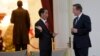 Perdana Menteri Inggris David Cameron (kanan), berbicara dengan Presiden Joko Widodo di Istana Negara, Jakarta (27/7).