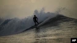 Tahitian-born surfer Kauli Vaast rides a wave in Teahupo'o, Tahiti, French Polynesia, Sunday, Jan. 13, 2024. (AP Photo/Daniel Cole)

