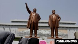 북한 주민들이 평양 만수대의 김일성·김정일 부자의 동상에 절하고 있다. (자료사진)